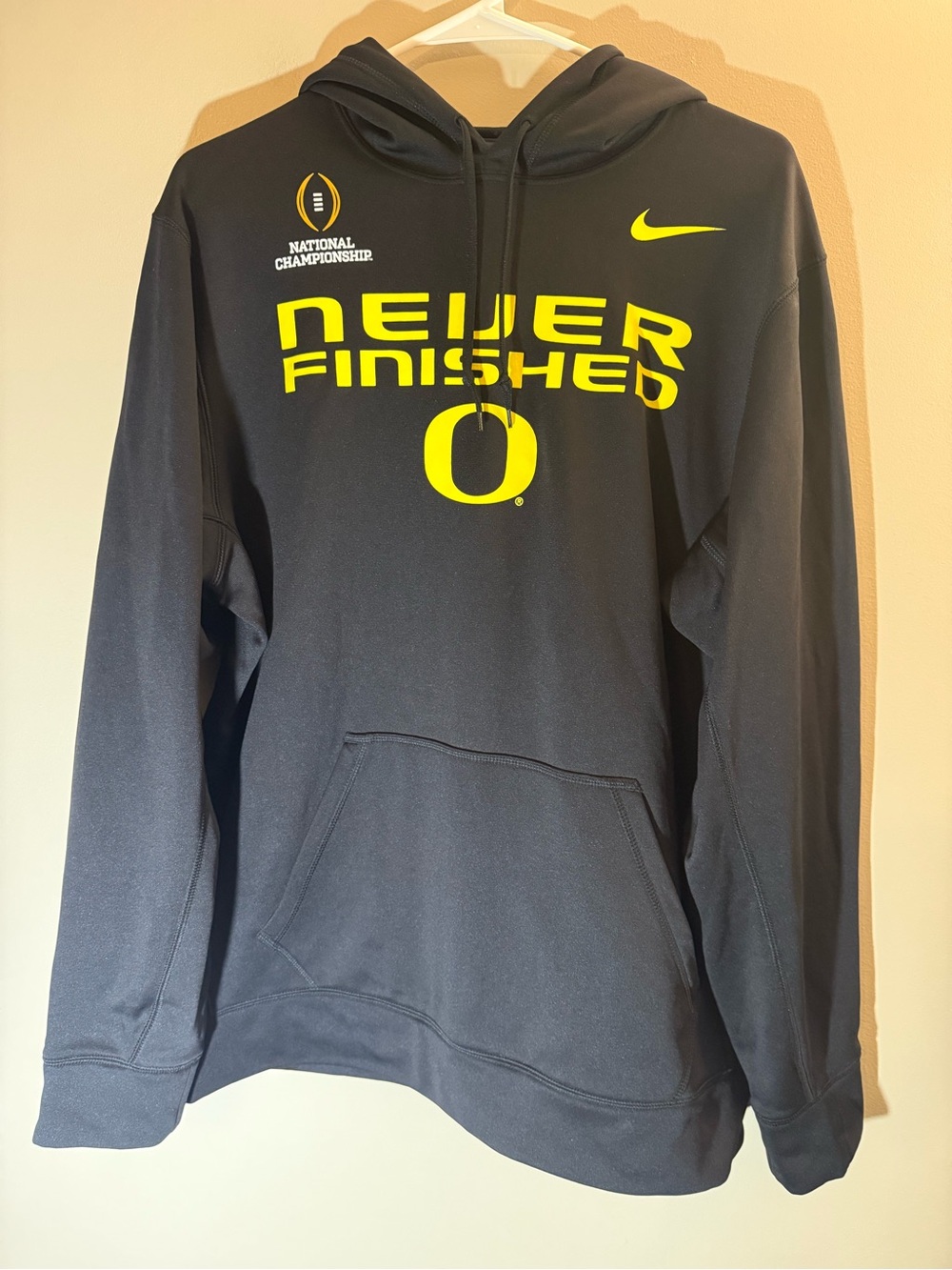 Nike Men’s Oregon Black & Yellow 'Never Finished' Crewneck Hoodie Large